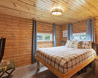 Cozy cabin with 100 ft of lake shore in the heart of the brainerd lakes area! - Brainerd - Bedroom