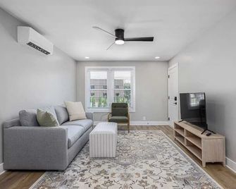 The Nomad: 4 1brs 2 Studios 24-Guest Retreat - Nashville - Living room