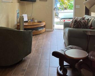 Cozy first floor studio close to downtown Naples and our beautiful beaches! - Naples - Living room
