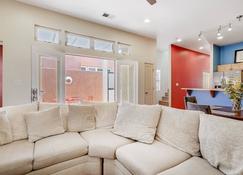 Prime Downtown location, steps to zoo, grocery, Century Rio 14, restaurants - Albuquerque - Living room