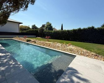 4BR Villa w/Pool & Garden, 20 min to Geneva Centre - Veigy-Foncenex - Pool