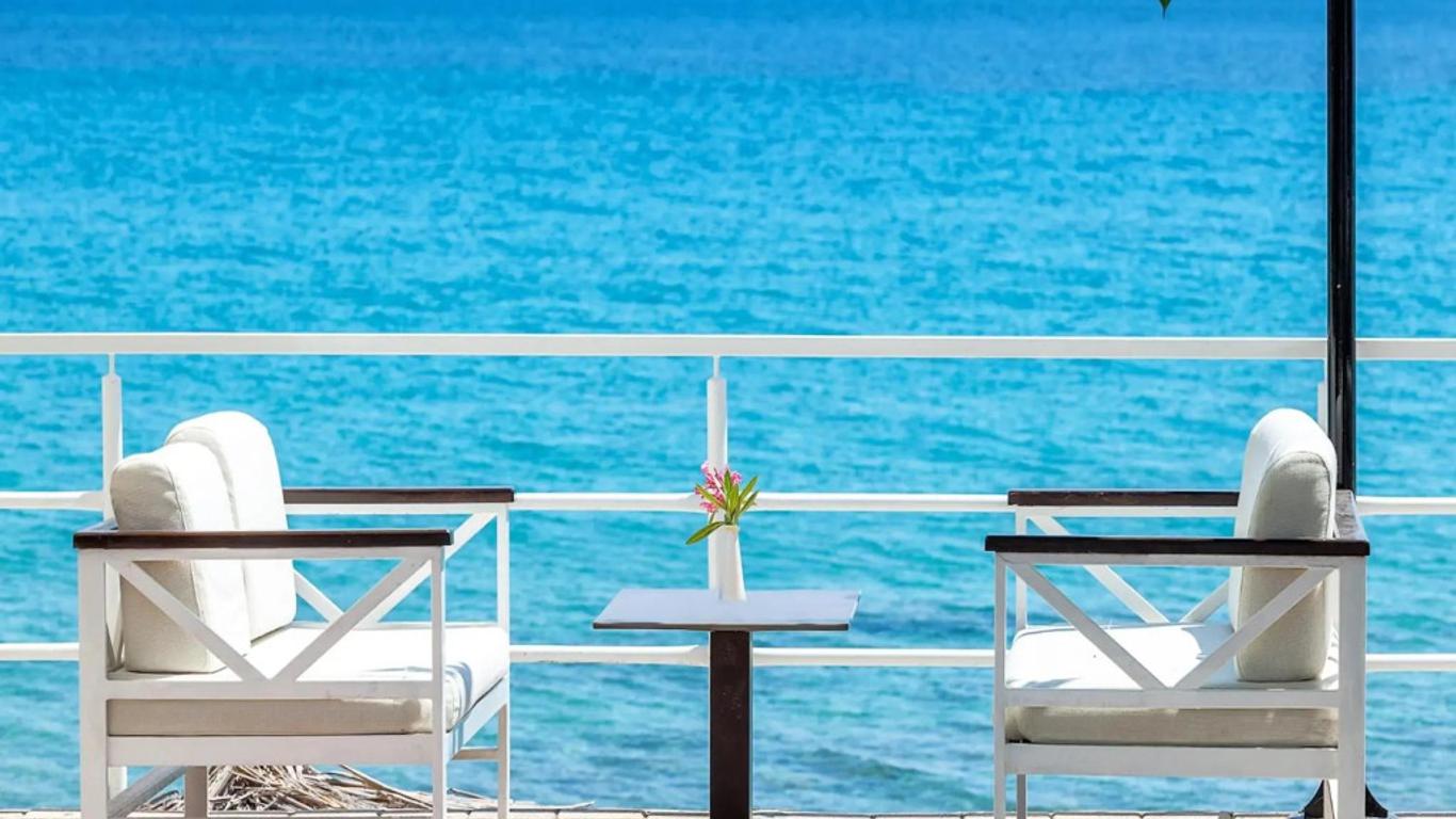 زينيوس دولفين بيتش هوتل