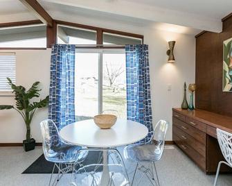 Mid-Century Style And Class In Quiet Ne Location - Cedar Rapids - Dining room