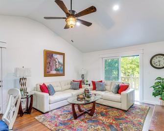 East Tennessee Home about 23 Mi to Chattanooga! - Cleveland - Living room
