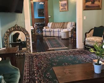 5 Star Victorian Mansion Downtown Erie - Erie - Living room