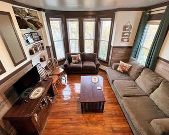 Launch your next adventure from here: plenty of beds, plenty of parking, plenty of fun - Plymouth - Living room