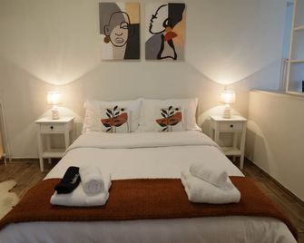 Modern apartment with a lake view for a comfortable stay. Easy parking space - Kastoriá - Bedroom