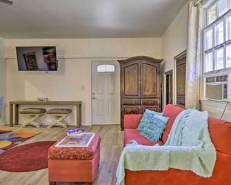 8 Mi to Stone Mountain Park Lithonia Studio! - Lithonia - Living room