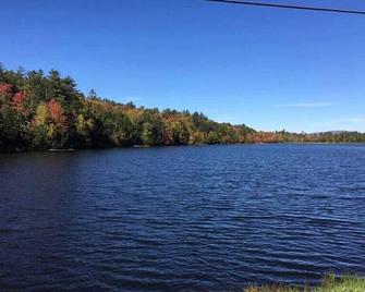Lazy Moose Log Cabin w/ hot tub, fireplace & lake - Haverhill