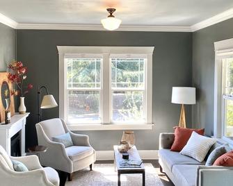 Charm of Carlton - Heart of Wine Country - Carlton - Living room