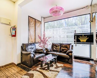 Fabhotel Corporate Crown - Nr Jyoti Nivas University - Bangalore - Sala de estar