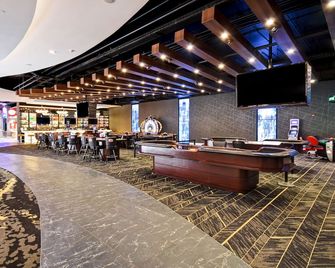 DoubleTree by Hilton Deadwood at Cadillac Jack's - דדווד - בר