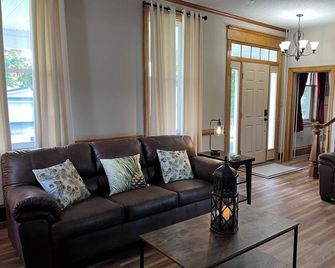 Pleasant Pines Estate welcomes you to our gorgeous panoramic view farmstead! - New Enterprise - Soggiorno
