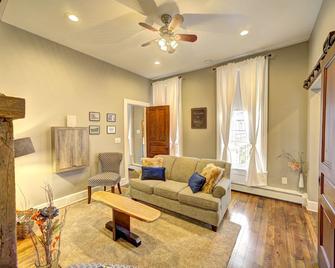 Historic Downtown Hawley Loft - Hawley - Living room