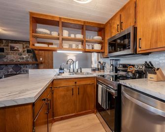 Bear`s Den Cottage on McKinney Lake — Cozy 2BR/1BA with Kitchen & Dining - Grand Rapids - Cocina