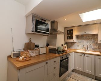 Ardeevin Cottage - Buxton - Kitchen