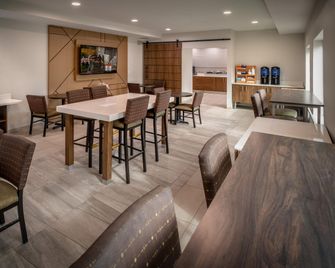 Holiday Inn Express & Suites Charleston-Kanawha City By IHG - Charleston - Restaurant