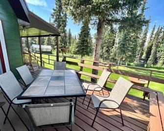 Denali Natl Park 3 Bedroom Home on 5 Acres, hiking and wildlife - Healy - Balcony