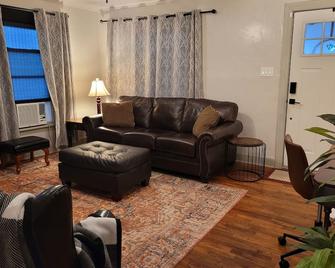 Southern Comfort Downtown Ft Smith! - Fort Smith - Living room