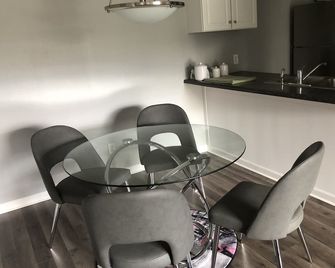 Quiet and Spacious 2BR apartment - Grand Rapids - Dining room