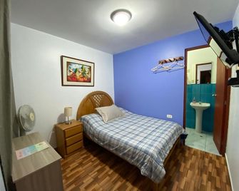 Atenas Backpacker Hospedaje - פאראקס