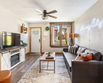 Stylish Uptown Butte Condo - 632 - Butte - Sala de estar