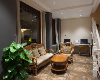 Yangshuo Village Retreat - Guilin - Living room