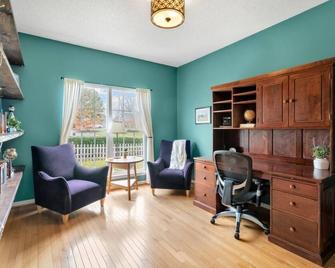 King Suite | Office Space | Fenced Backyard | Tvs - Raleigh - Salon