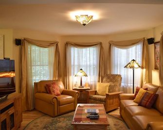 Sunny, Cheerful, Tranquil Cottage Near Acadia, Bar Harbor, & More - Trenton - Soggiorno