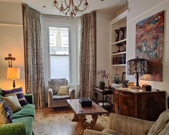 Stylish house in South London. Excellent transport links. - London - Living room