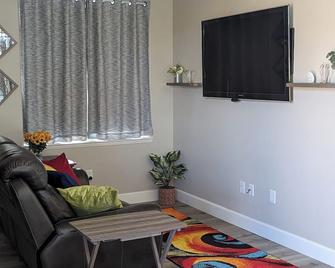 Beautiful peaceful private in-law suite - Sparks - Living room