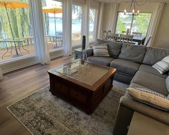 Family Fun -Tons Of Games, Water Activities, Gas Fire Pit, Tv Garage & More. - Three Rivers - Wohnzimmer