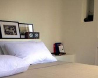 10 meters from the Beach! - Perissa - Camera da letto