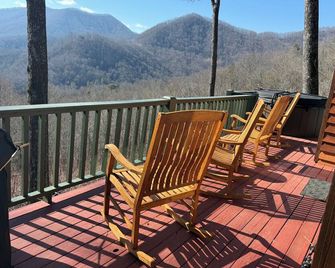 Enjoy the beautiful view of the mountains in your private hot tub! Pet friendly - Robbinsville - Balkón