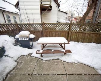 Tucked Away Off Brady - 4 Beds - Milwaukee - Patio