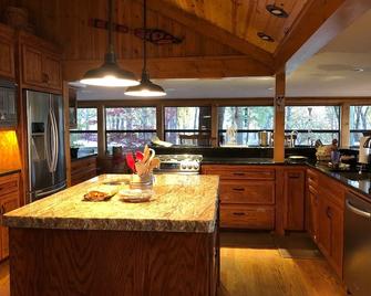 Large private acreage, very open space, decks, hot tub, treehouse, dock, more. - Vinita - Kitchen