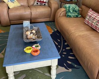 Coastal Breeze Island home near Kemah Boardwalk - Kemah - Living room