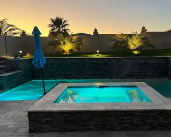 Paradise Oasis! Waterfall pool & spa - Lake Havasu City - Pool