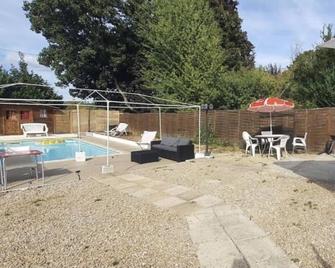 Studio meublé avec piscine partagée - La Ferté-Gaucher - Piscina