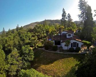 Yosemite Estate: Pool, Hot tub, Outdoor Fireplace, Tennis and Basketball court - Mariposa - Bâtiment