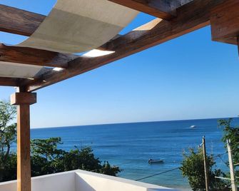 3 bd condo with rooftop across the street from beach! - Río San Juan - Balcony