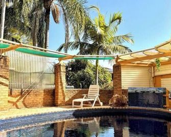 The Delightful Tiny House with Pool - Springwood - Piscina