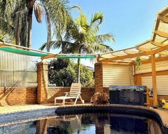 The Delightful Tiny House with Pool - Springwood - Piscina