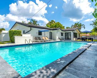 Villa Aura Heated Pool 4 Bedrooms 5 minutes to the Ocean - Fort Lauderdale - Bể bơi