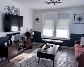 Charming home near downtown, South Shore. - Michigan City - Soggiorno