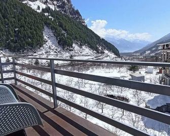 Treebo Premium Silverstone Resort with Mountain Valley View - Manali - Balkon