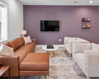 1/2 Block from King Street, Elegant Old Town Oasis ~ King Bed ~ Free Parking - אלכסנדריה - סלון