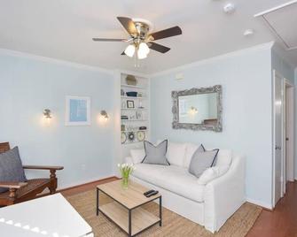 Heel House Apartment-Walk to UNC stadiums! - Chapel Hill - Living room