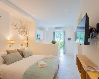 Enchanted Como Lake - Tremezzo Apartments by Rent All Como - Tremezzina - Bedroom