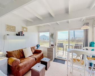 Ocean Breeze Retreat - North Truro - Phòng khách